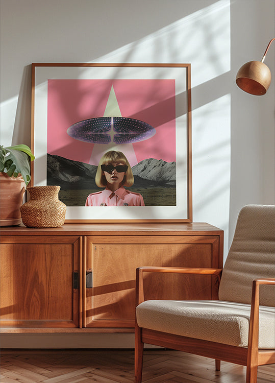 Eine Frau steht unter einem UFO (NEU)