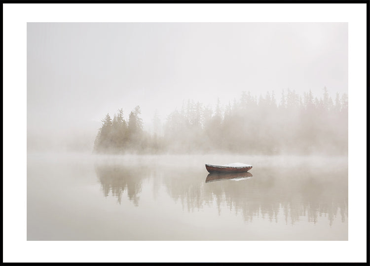Solitary Boat on a Foggy Lake Plakat - Posterbox.dk