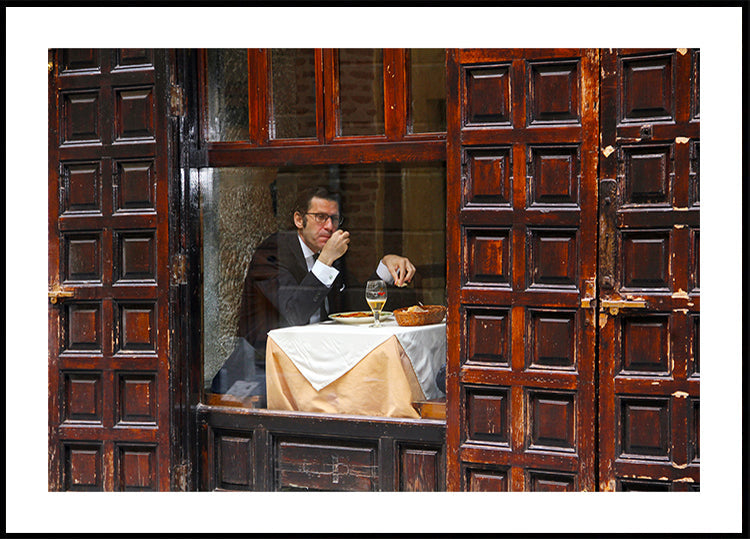 Lonely-Man-Dinner im Madrider Quartier Latin. Poster