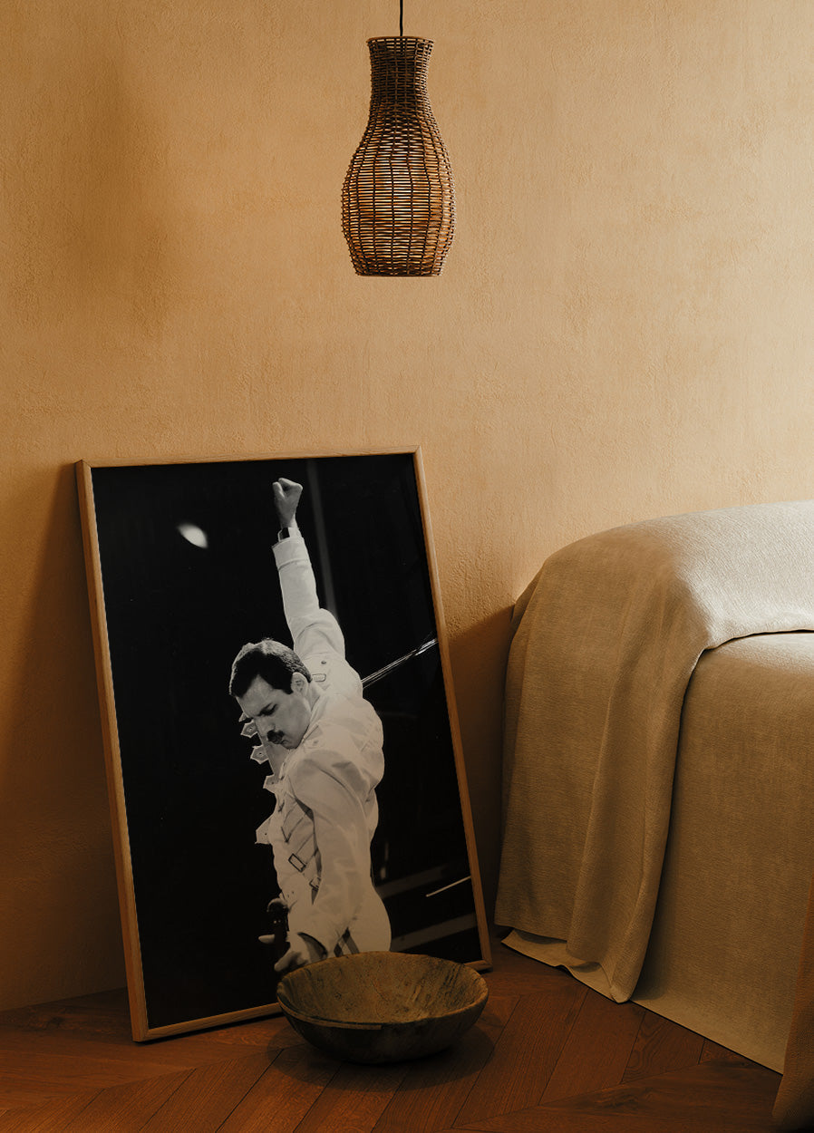 Freddie Mercury Live Hand Up Plakat - Posterbox.dk