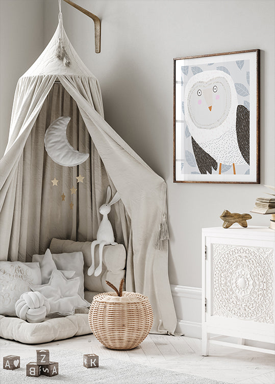 Lustige Wintereule mit grauem Blattmuster von der Künstlerin Carla Daly Poster