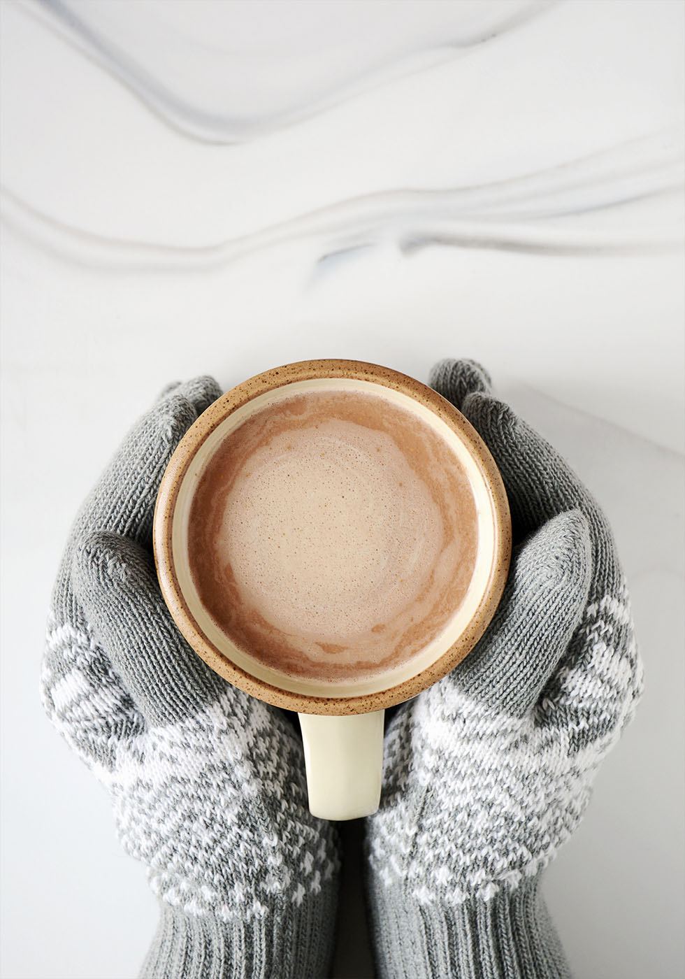 Cozy Mittens and Hot Chocolate Plakat - Posterbox.dk