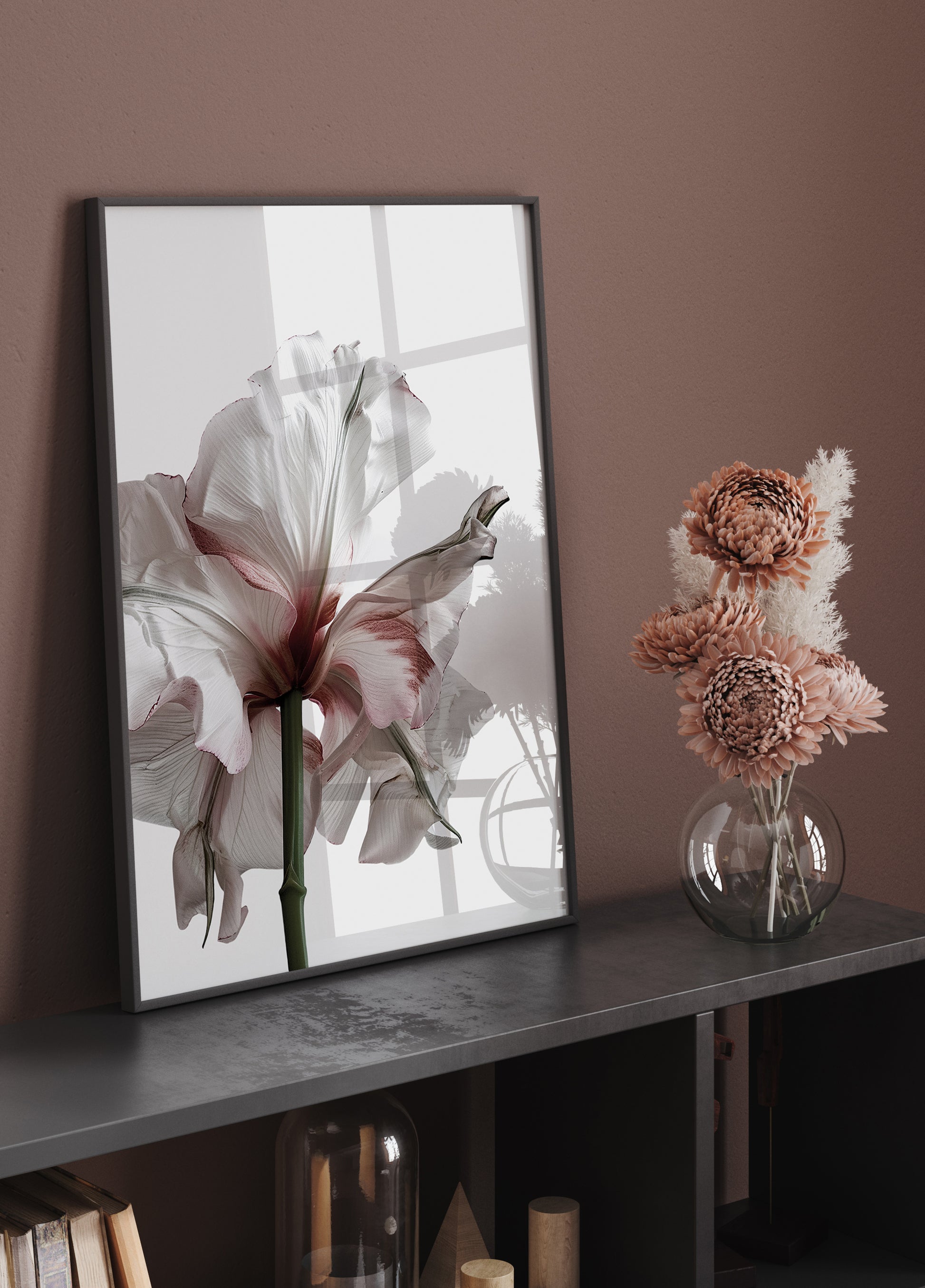 Wilting Beauty: A Drying Flower Plakat - Posterbox.dk
