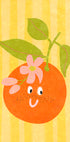 Eine fröhliche orangefarbene Frucht mit Gesicht und Blättern vor einem gestreiften gelben Hintergrund.