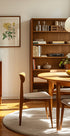 ein gemütliches und gut organisiertes Wohnzimmer mit einem Bücherregal aus Holz, einem runden Holztisch und einem Holzstuhl. Der Raum strahlt eine warme und einladende Atmosphäre aus, da durch das Fenster natürliches Licht hereinströmt.