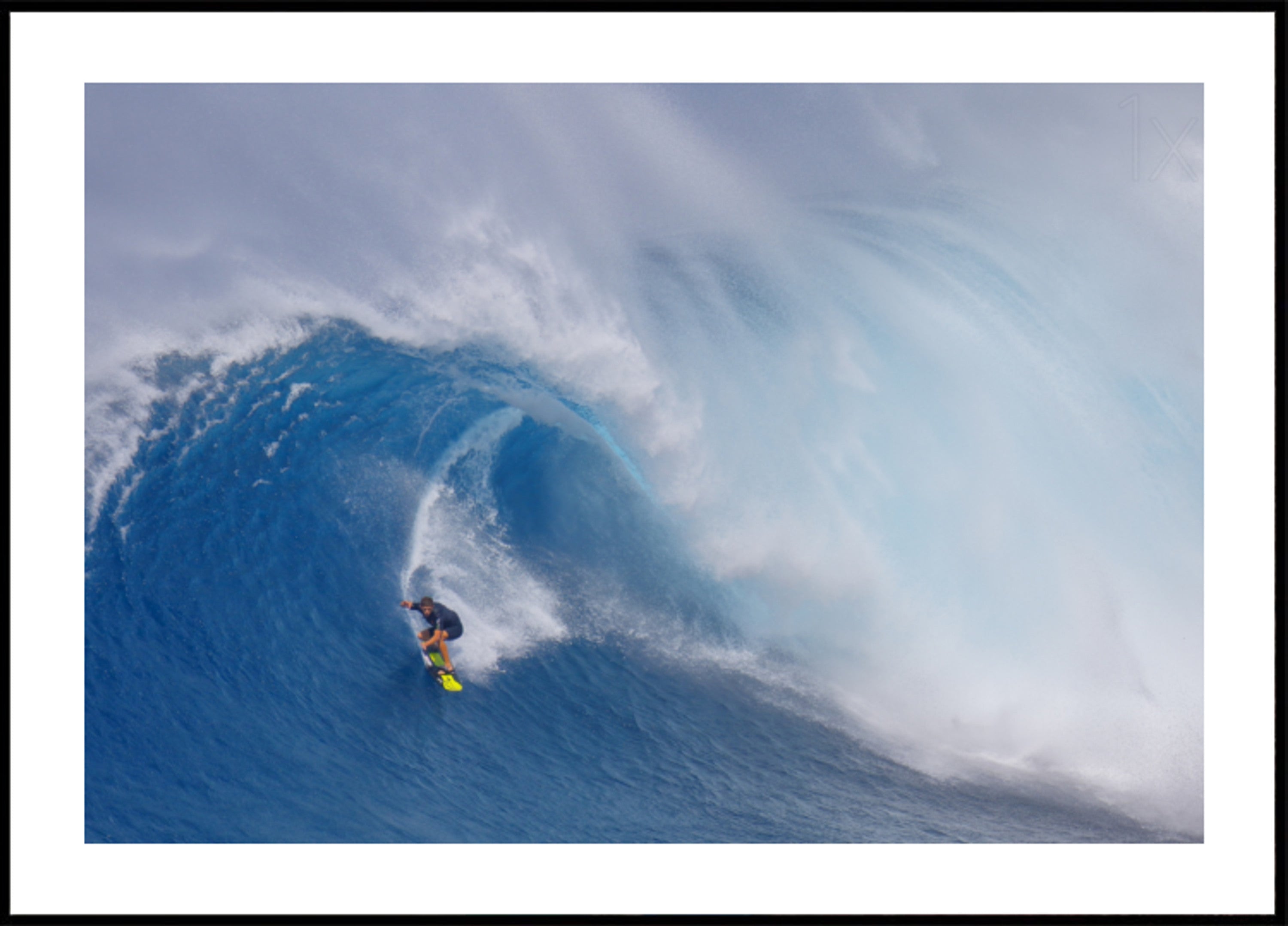 Surfer reitet auf großer Welle